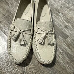 🎄🎁NIB Cole Haan Leather Cream Moccasins with Tassels